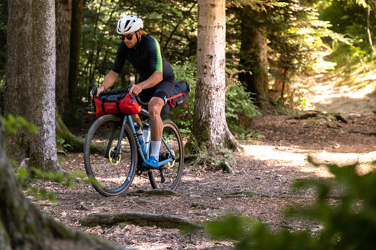 Wie sollte man seine Ausrüstung beim Bikepacking aufteilen? zefal